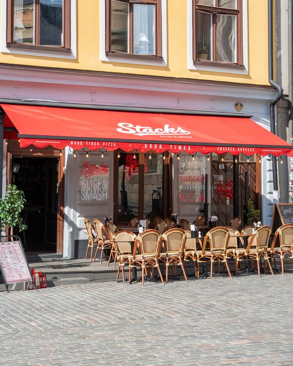 Uteserveringen utanför Stacks på Stortorget, under det röda soltaket